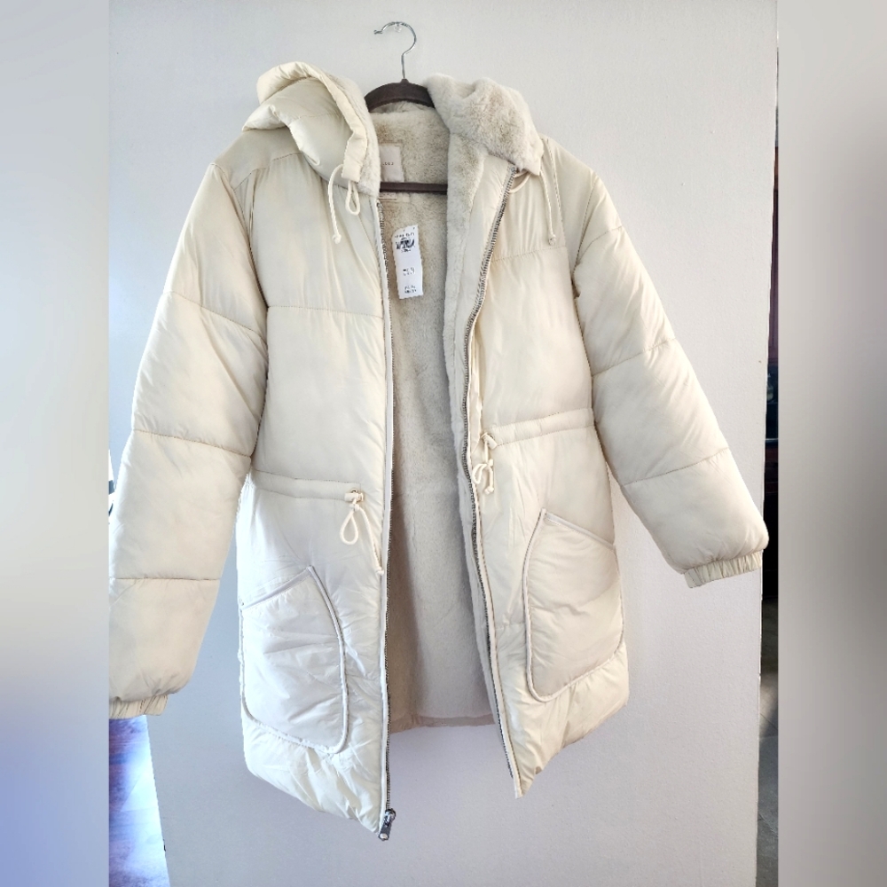 Abercrombie & Fitch Cream Puffer Jacket with Hood and Mid-Length Design